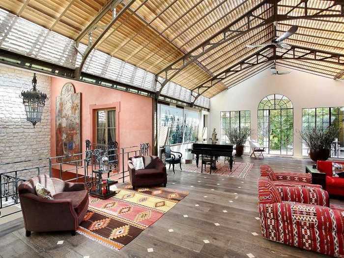 The gabled glass roof over the living room rests on the original steel structure. The blinds dressing the glass roof open and close automatically.