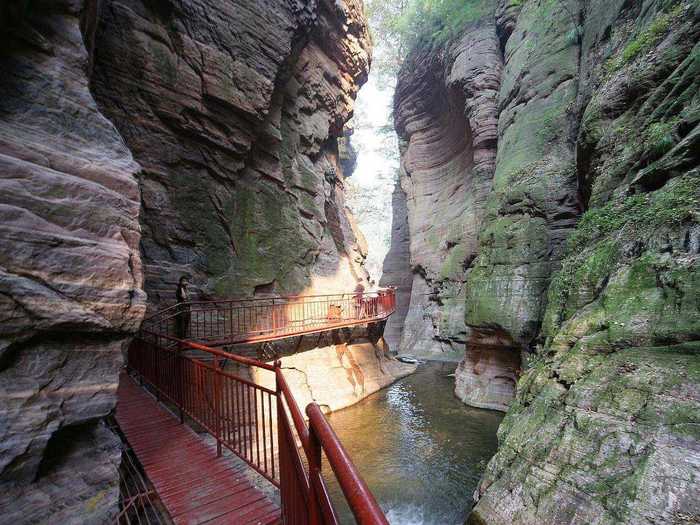 Venture through the 12-kilometer Longtan Valley and admire the reddish-purple sandstone quartz.