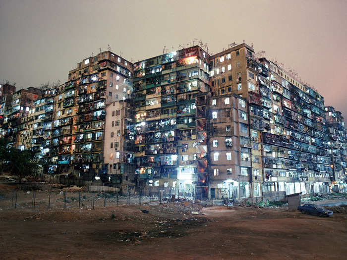 26 photos of Hong Kong's chaotic Kowloon Walled City, once the most ...