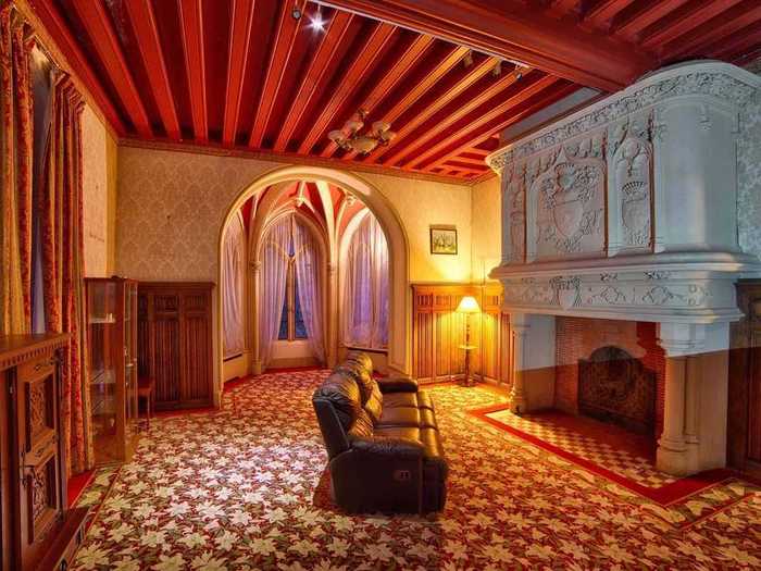 The inside is as luxurious as you would expect a 16th century manor house to be. An original carved fireplace features a medieval crest.