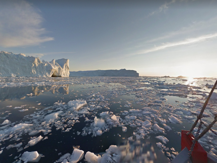 Three-quarters of the island is covered in ice. For this reason, much of the surrounding sea is full of icebergs and ice blocks.