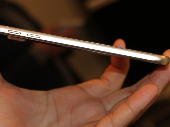 Both the S 6 and S 6 edge are made of glass and metal. You can especially see the metal frame when you look at its edges.