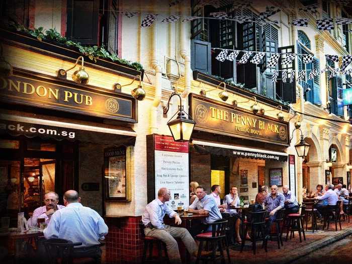 Boat Quay is another hotspot for nightlife. This area is also popular with expats.