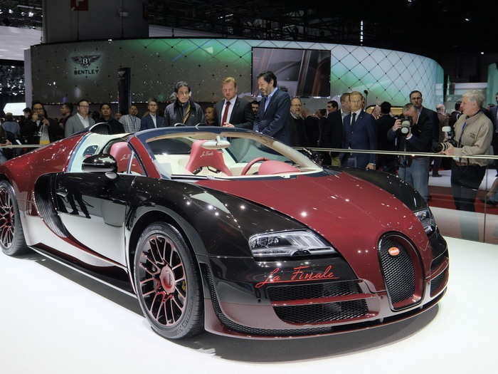 Bugatti presented the 450th and final Veyron hypercar  produced — dubbed  "La Finale."