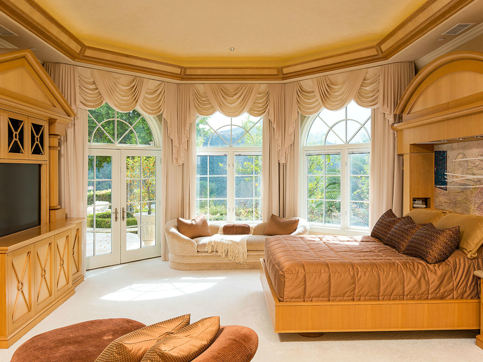 The master suite has expansive windows that look out on the backyard.