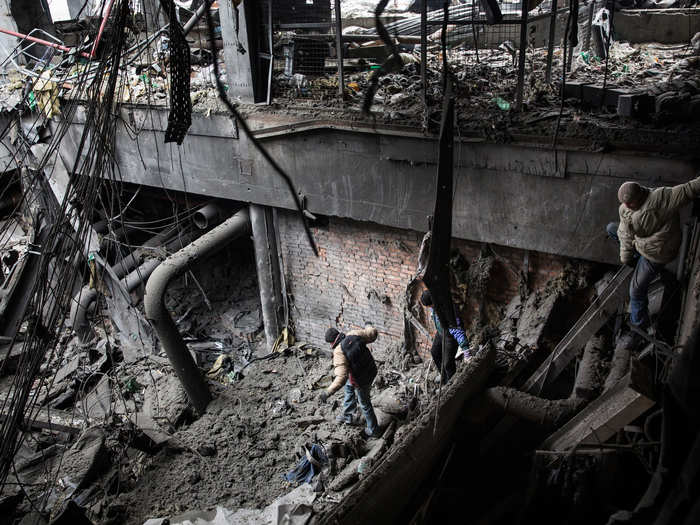 Those Ukrainian soldiers who were not killed were kept as captives and were given the gruesome task of finding the dead bodies of their fellow fighters beneath the rubble of the devastated buildings.