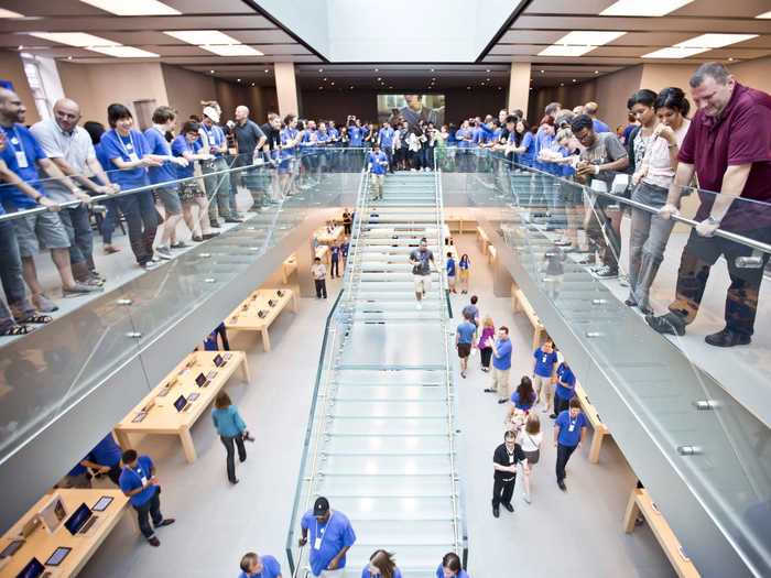 There were 437 Apple Stores at the end of 2014. 259 of them were in the US. The rest were international stores.