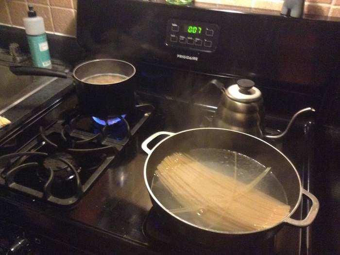 Start making the pasta. Add salt to water in a pot, then bring it to a boil, then add the pasta. Some people will tell you that adding salt makes the water boil faster. This is incorrect. Adding salt makes the pasta more delicious. Cook the pasta for the number of minutes directed on the box, minus one.