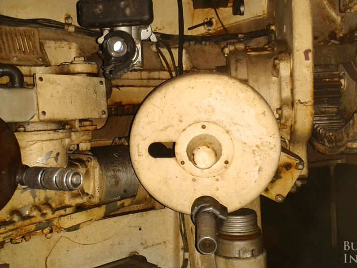 Inside the tank, the pointing system for the main gun is all manual. These two wheels control the horizontal and vertical elevation of the 125mm gun.