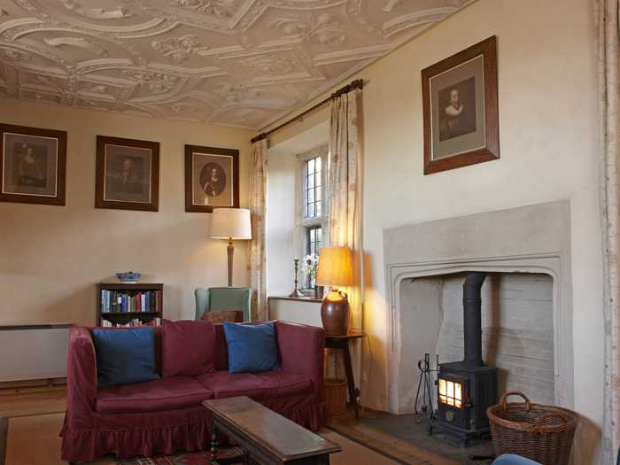 The gatehouse has an authentic Jacobean ceiling on the inside to suit the ramparts on the outside, and you can stay for just £13.55 ($20.23) PPPN.