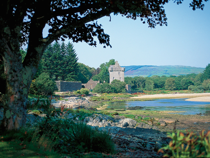 Saddell Castle is an outpost on a pretty secluded beach on the Kintyre Peninsula of Scotland, which was built in the early 16th century.