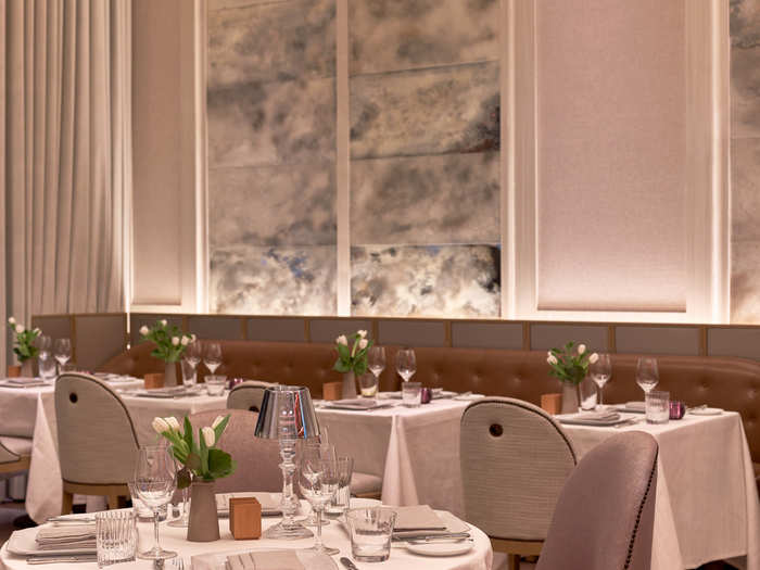 Down the hall, its signature restaurant, Chevalier, serves breakfast, lunch, and dinner in the classic Parisian brasserie style. Michelin-starred executive chef Shea Gallante helms the kitchen.