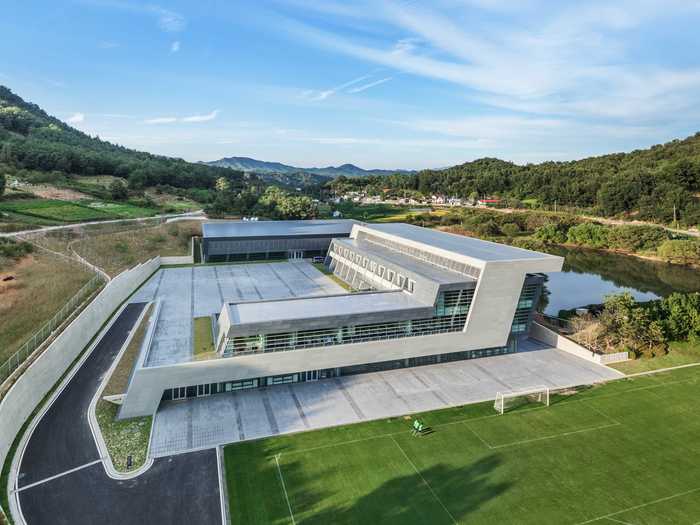 STADIUM/ARENA (popular): Jeonbuk Hyundai Motors FC Clubhouse by Suh Architects