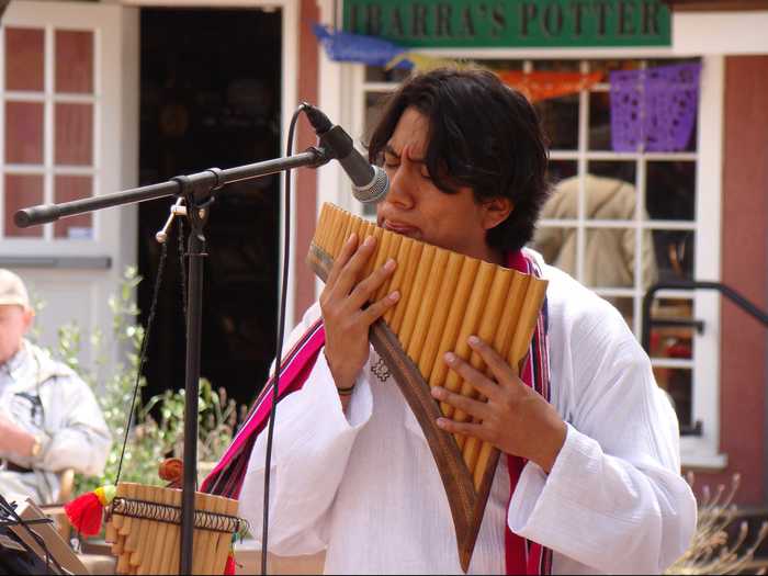 Every year, Puebla also hosts the Festival Internacional de Puebla, an annual cultural event that brings artists from around the world and traditional Mexican dancers and musicians who play mariachi music, maracas, and flamenco guitar.