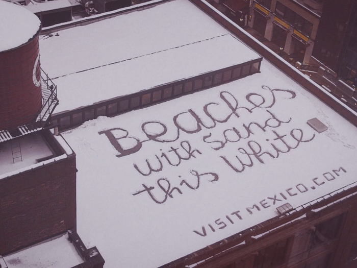 The tourism board and ad agency Lapiz jumped straight into action when a spring snowstorm hit Chicago to bring a little warmth to the streets by etching a "billboard" into the snow to encourage people to book a vacation to Mexico.