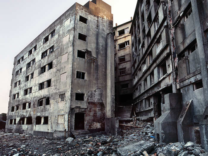 The island is of specific interest to historians and engineers, who note the rapid decay of the concrete buildings after only 41 years.