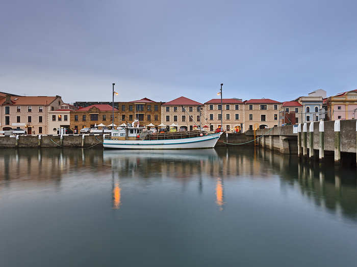 The largest city in Tasmania, Hobart combines the lively arts and nightlife scenes that nearby Australia has to offer, with the relaxed charm of an old port city. Historic houses, hotels, and cafés line the docks of the harbour, making for picturesque boardwalk scenes.