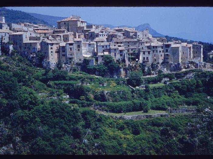 Tourrettes-sur-Loup, a commune in the Alpes-Maritimes department, was known for its arts and crafts like weaving, painting, pottery, jewelry, and sculptures created by the village residents.