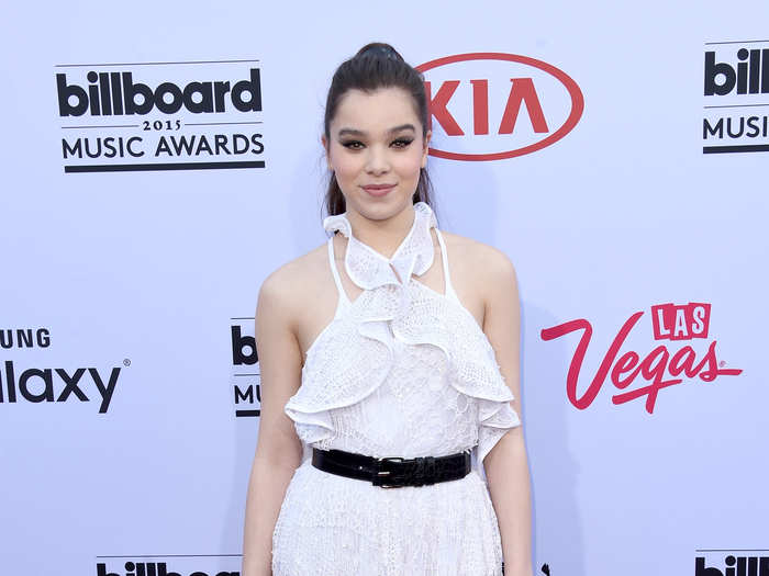 "Pitch Perfect 2" actress Hailee Steinfeld wore head-to-toe Givenchy as she presented an award on stage.