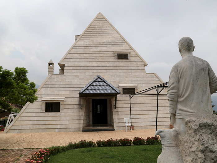 And another impressive house in the town pays tribute to the pyramids. The interiors have Egyptian-inspired decor, as well.