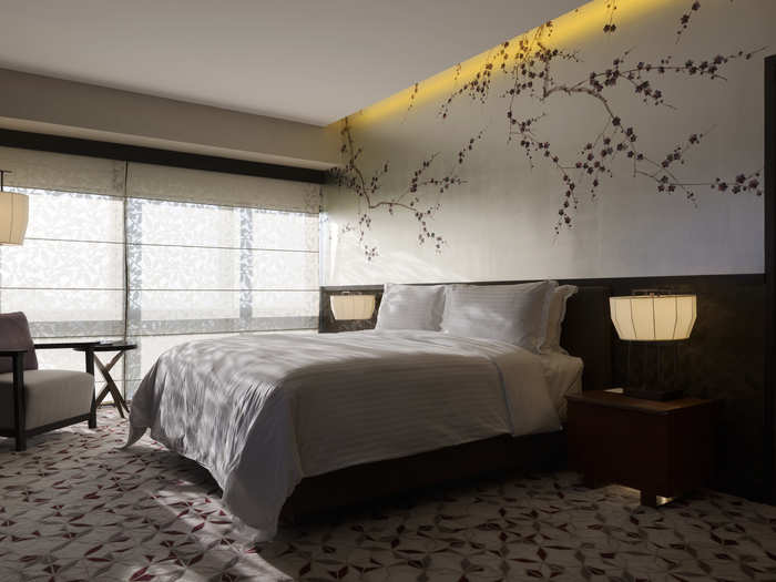 Instead of calligraphy, suites features a custom-made cherry blossom mural on silver leaf paper — another nod to the hotel