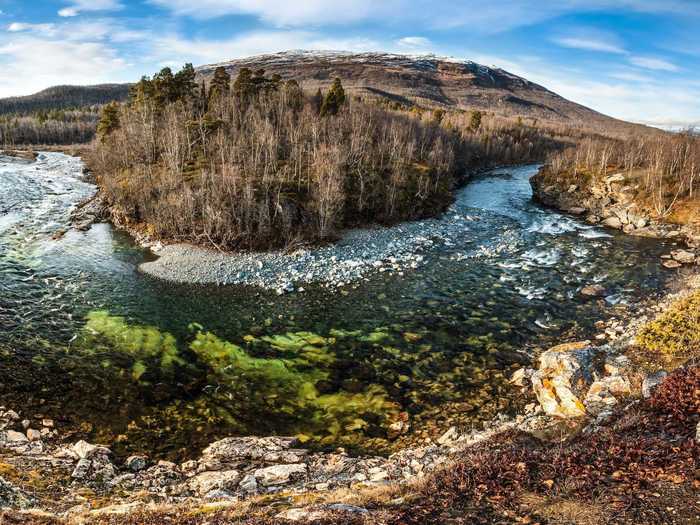 Kungsleden in northern Sweden is a must for hikers. The 450-kilometer-long hiking trail runs between Abisko and Hemavan and passes through one of Europe