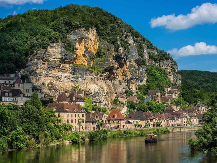 La Roque-Gageac is a village built right into the cliffs that line the Dordogne River in southern France. Billed as one of the most beautiful villages in France, La Roque Gageac has its own natural solarium (formed by rocks) which houses a number of exotic plants.