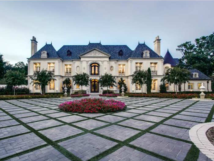 A palace in Texas has an Opera de Paris-inspired private screening room.