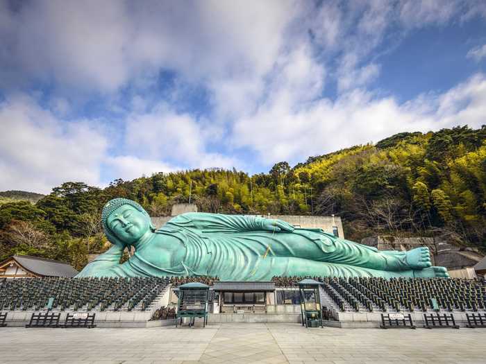 The Reclining Buddha of the Nankin Temple in Fukuoka is said to be one of the largest bronze Buddhas in the world at a whopping 11 meters in height and 41 meters in length.