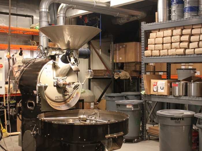 Every day, they process the beans on this vintage Probat roaster, a very precise procedure that requires a lot of concentration. Beans are served within 48 hours of roasting, which guarantees their freshness.