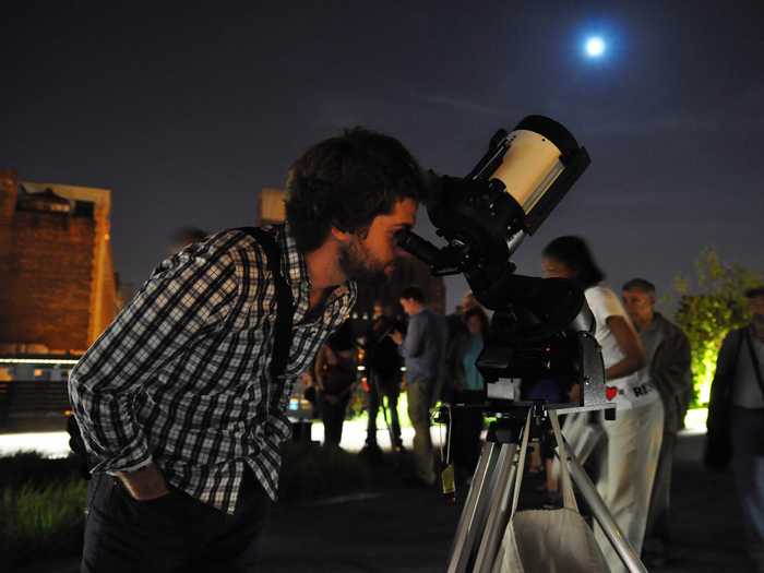 From April through October, the High Line offers star gazing on Tuesdays from dusk to 9 p.m. Experts are available to discuss any sights of interest, as well as food vendors offering tacos, gelato, ice pops, and seasonal treats.