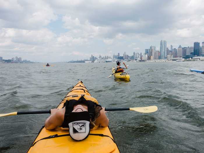 The Downtown Boathouse offers free kayak rides on the Hudson River every Saturday and Sunday from May through October. Times vary based on the weekend, but the boathouse provides instructions and safety equipment so you can enjoy a smooth ride.