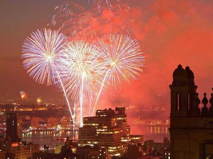 Every year since 1976, Macy’s holds its massive fireworks display for the fourth of July. Fireworks are set off from the Brooklyn Bridge to create a stunning sight across the East River.