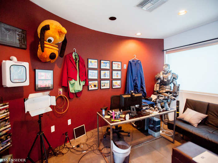 Some YouTubers even have their own office at Maker Studios. This is the office of Sam Macaroni. As you can probably tell, he