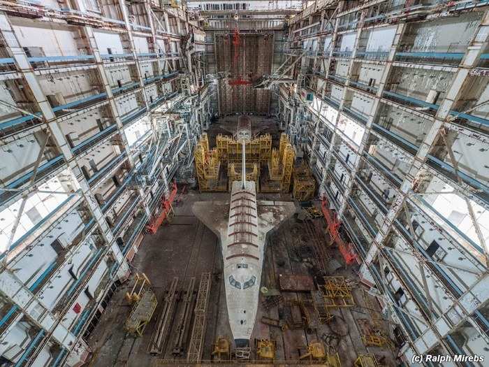 Mirebs took this epic shot of both shuttles from a viewing platform at one end of the hangar.