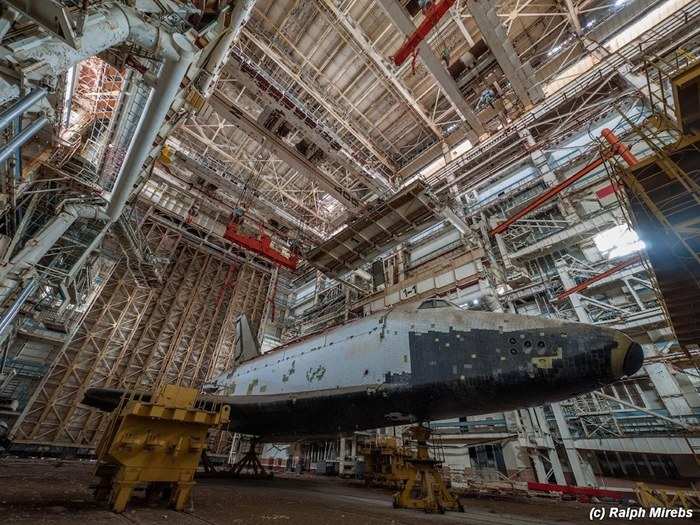 On the ground floor, Mirebs grabbed some incredible shots of the underbelly of the shuttles, which are lined with black tiles that act as a protective heat shield.