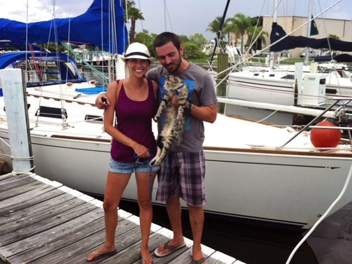 But this seafaring cat can swim! When the couple traveled to the Grand Cayman, Georgie jumped overboard, swam around the boat and climbed up the back.