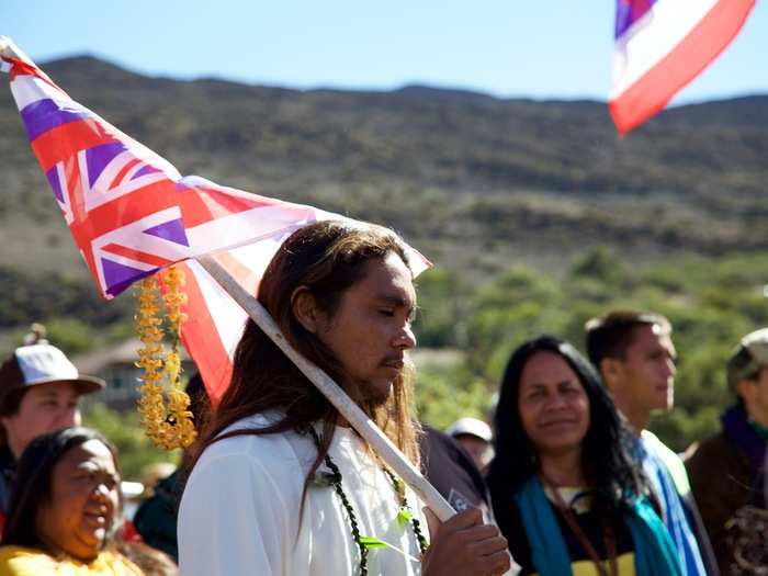 As the protesters marched, many sang old songs in Hawaiian. Many wore traditional Hawaiian clothing, including leis made of native flowers.