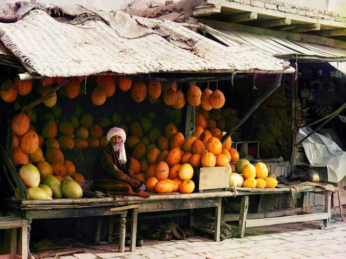 Vendors also sold fresh fruits at the Samarkand market.