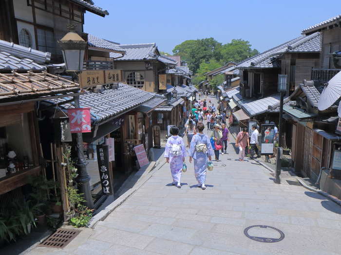 It has retained its traditions and architecture, like in the beautifully restored Ninenzaka street, which slopes down from the Kiyomizu-dera Temple and was laid out during Kyoto