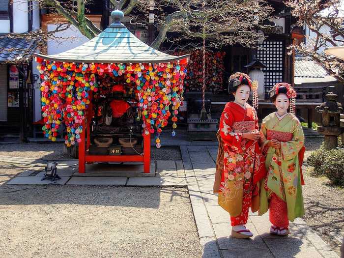 Geishas are a common sight around town.