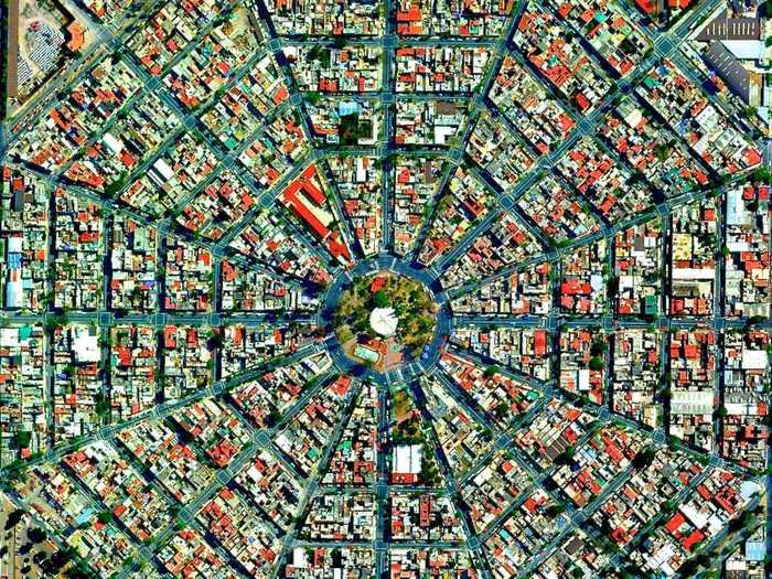 Radiating streets surround the Plaza Del Ejecutivo in the Venustiano Carranza district of Mexico City, Mexico.