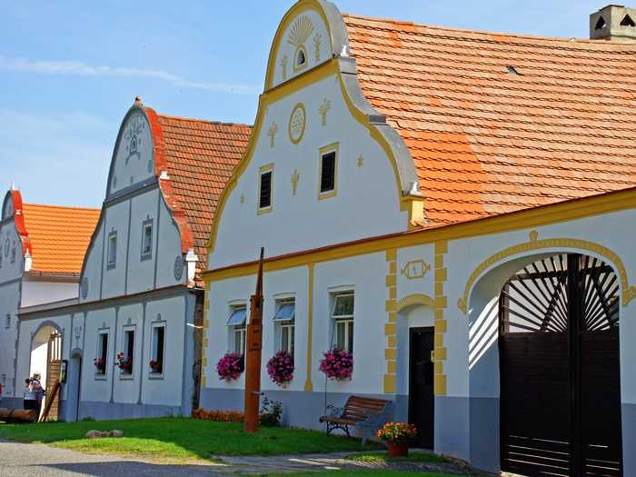 Holašovice, situated in the South Bohemian Region of the Czech Republic, maintains its 18th- and 19th-century buildings and its ground plan, which today includes 120 buildings arranged around an elongated village square. It also includes 23 of its original farmsteads, which are protected today as architectural monuments.