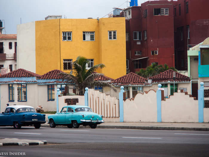 ... and the gorgeous "coches Americanos" that roared past us.