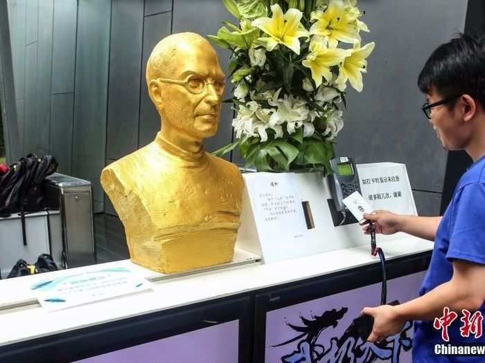 The golden bust of Steve Jobs