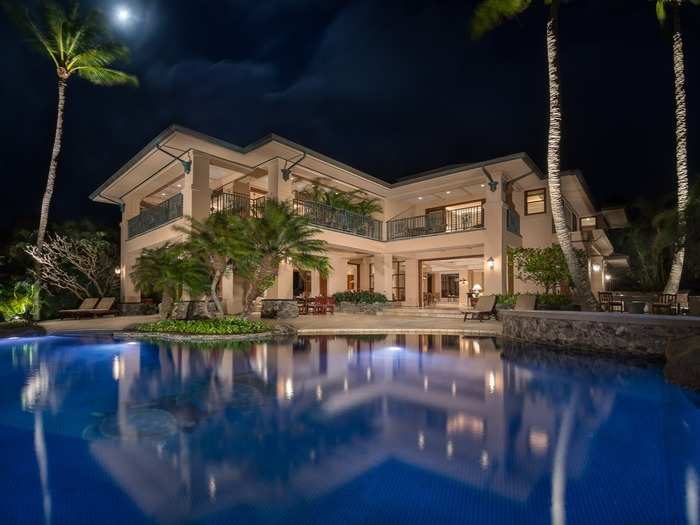 The bottom of the pool is covered with ocean blue tiles, so you never forget that the ocean is a few steps away.