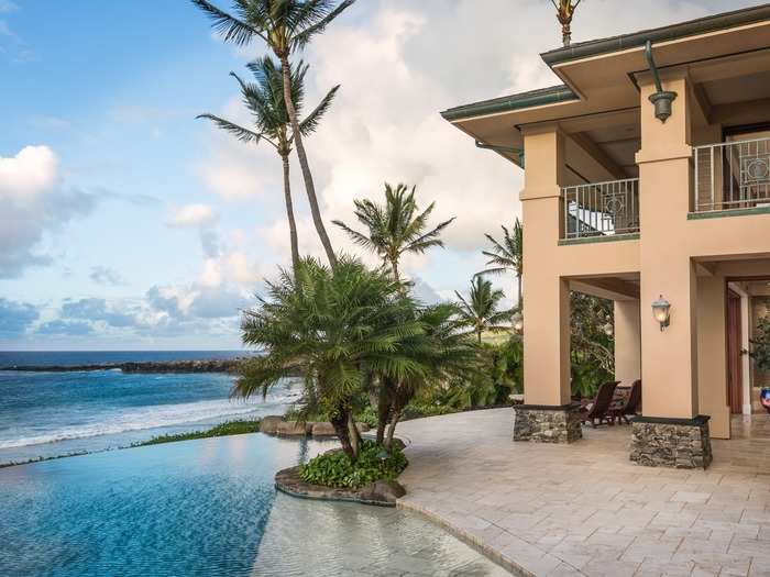 A private backyard gate leads out to the sparsely populated Oneloa Beach.