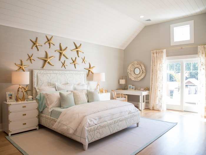 Master bedroom by Dyfari Interiors LLC