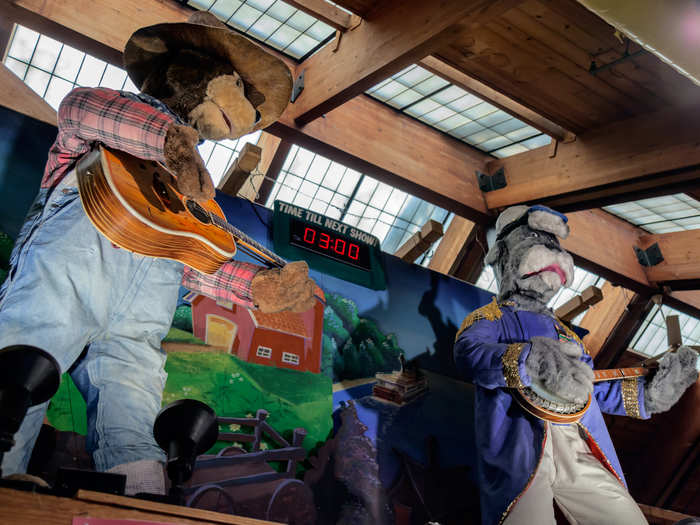 More animatronic country singers. These guys were jamming to their hearts’ content above the ice cream area …