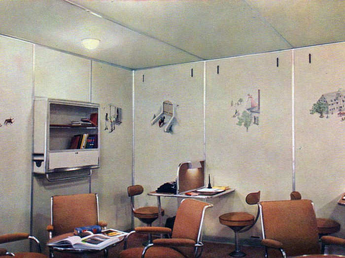 Next to the lounge was a writing room where passengers could spend some time in peace.